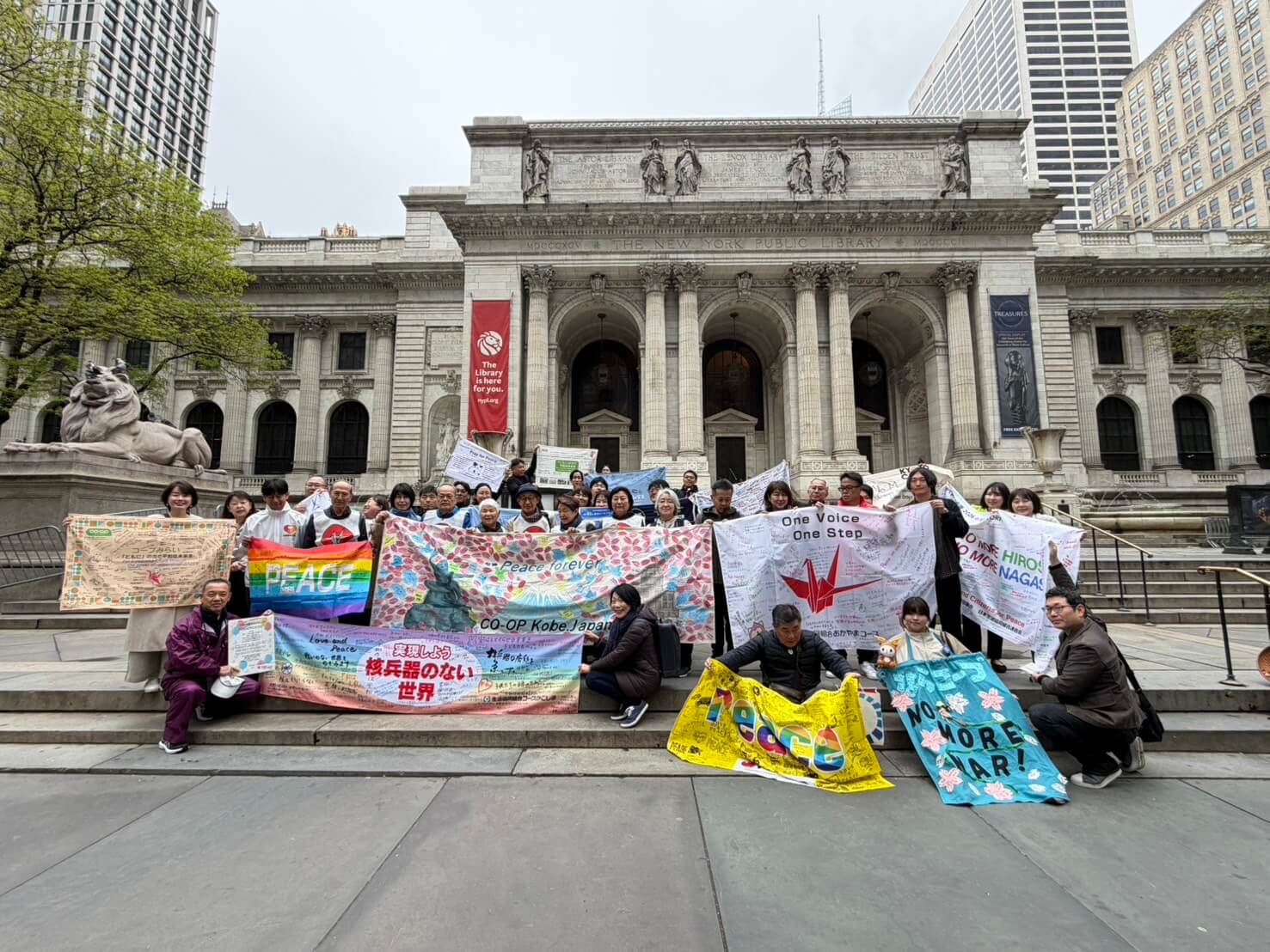 平和行進の出発を前に、全国の生協代表団で記念撮影。各地から寄せられた平和への願いを一つに、国際社会へアピールしました。