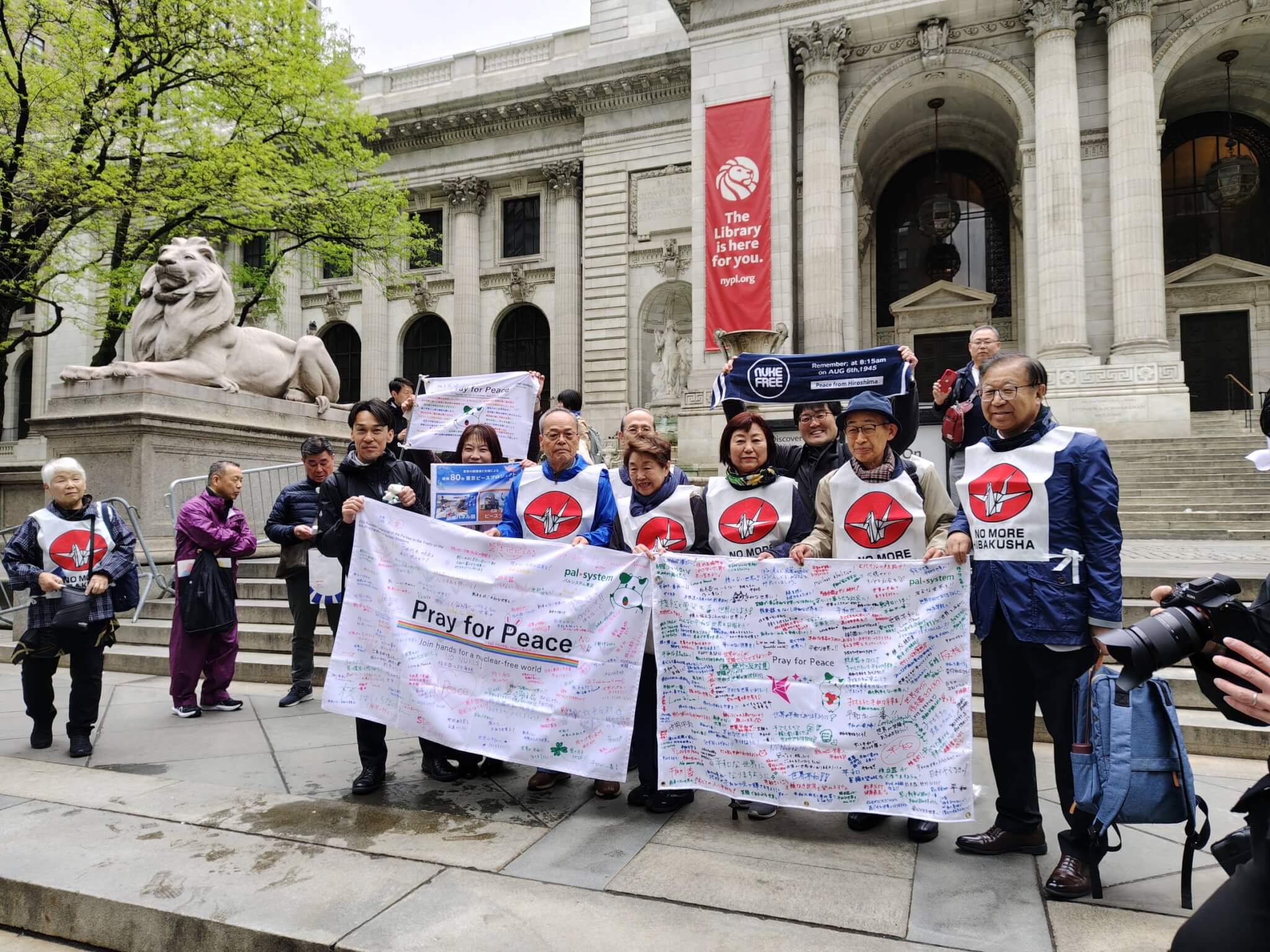 平和行進の出発を前に、全国の生協代表団で記念撮影。各地から寄せられた平和への願いを一つに、国際社会へアピールしました。