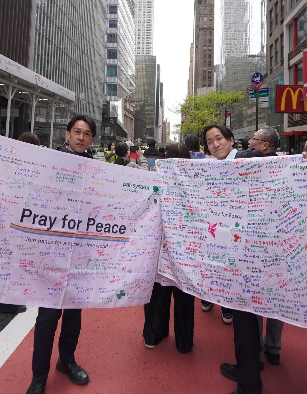 2026NPT再検討会議【現地速報】ニューヨークに響く核廃絶の願い ～組合員の想いを託した「ピースフラッグ」と共に平和行進～