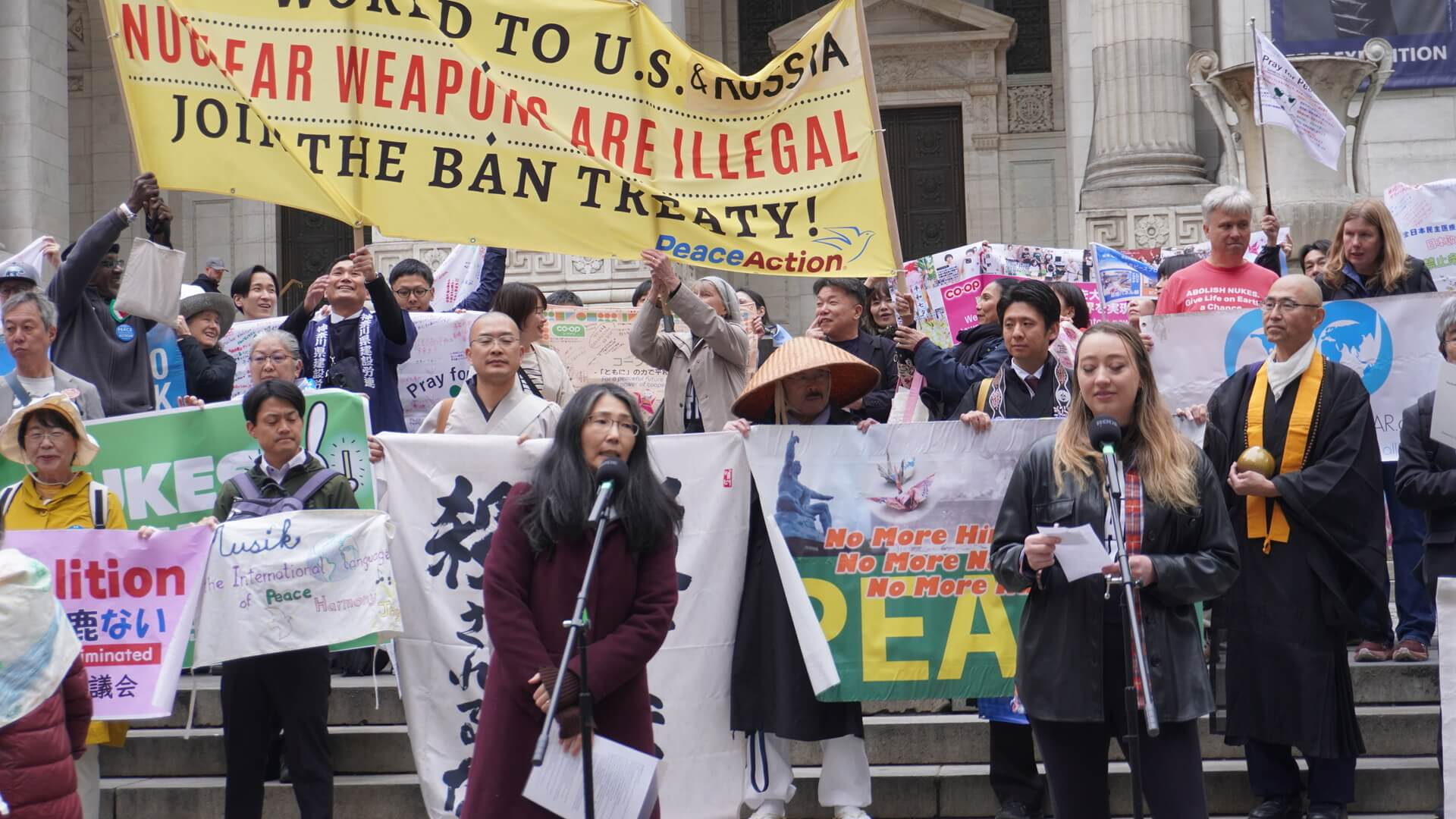 出発前の集会でスピーチをする、浜住治郎事務局長（日本被団協）