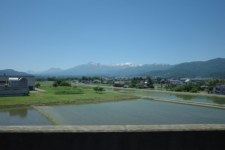 北陸新幹線からは、田んぼ越しの妙高山を望めます。