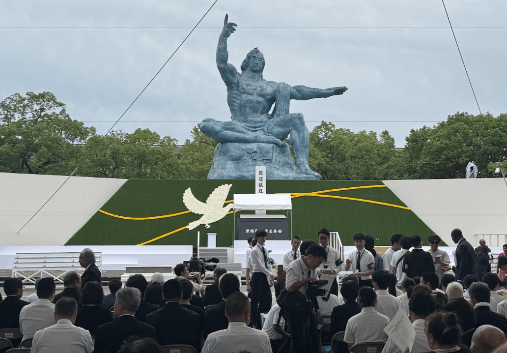 ツアー参加者全員で平和祈念式典に参列しました