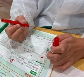 コーヒーフィルターに赤と緑のペンで印をつけます！