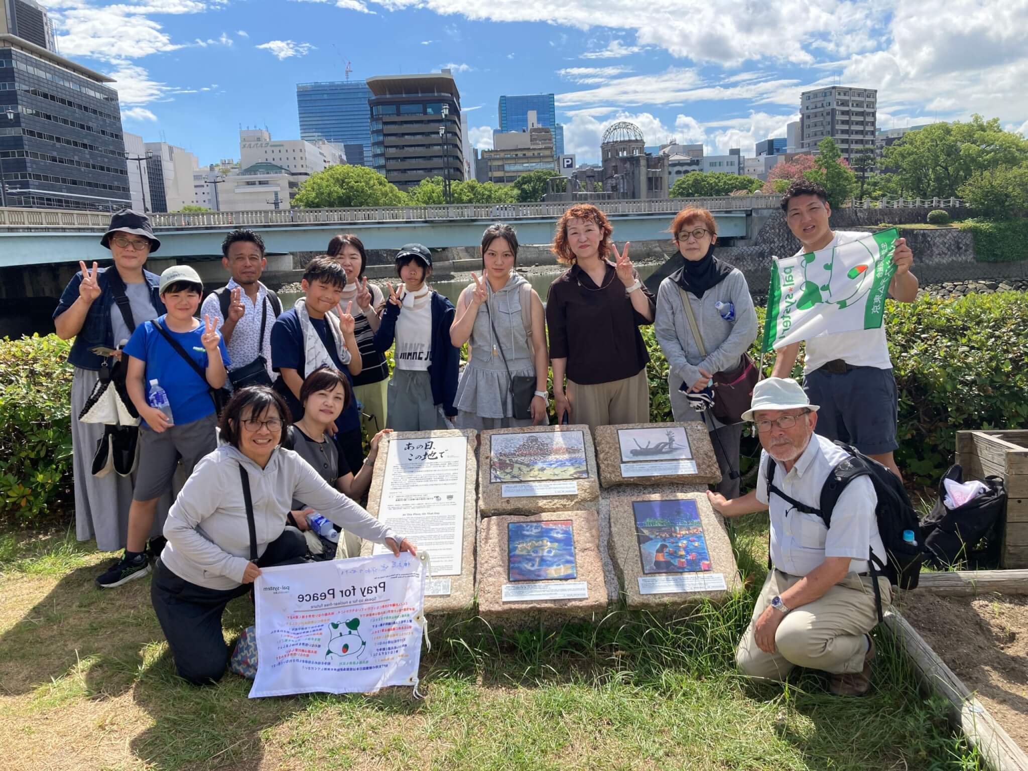 パルシステム東京の名が記された原爆絵碑の前で集合写真を撮りました