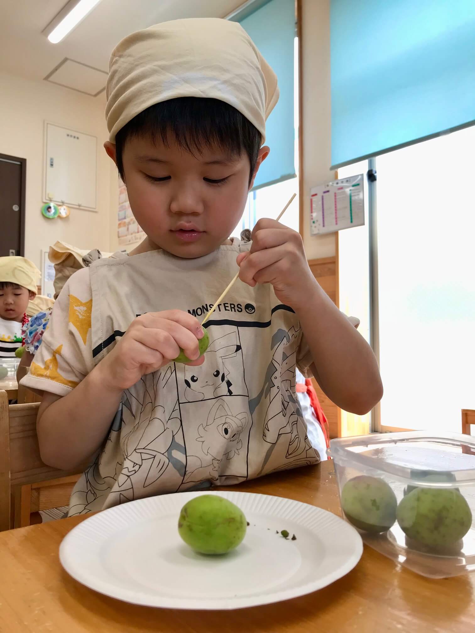 真剣な眼差し・・・無言で梅に向き合う子どもたちでした！