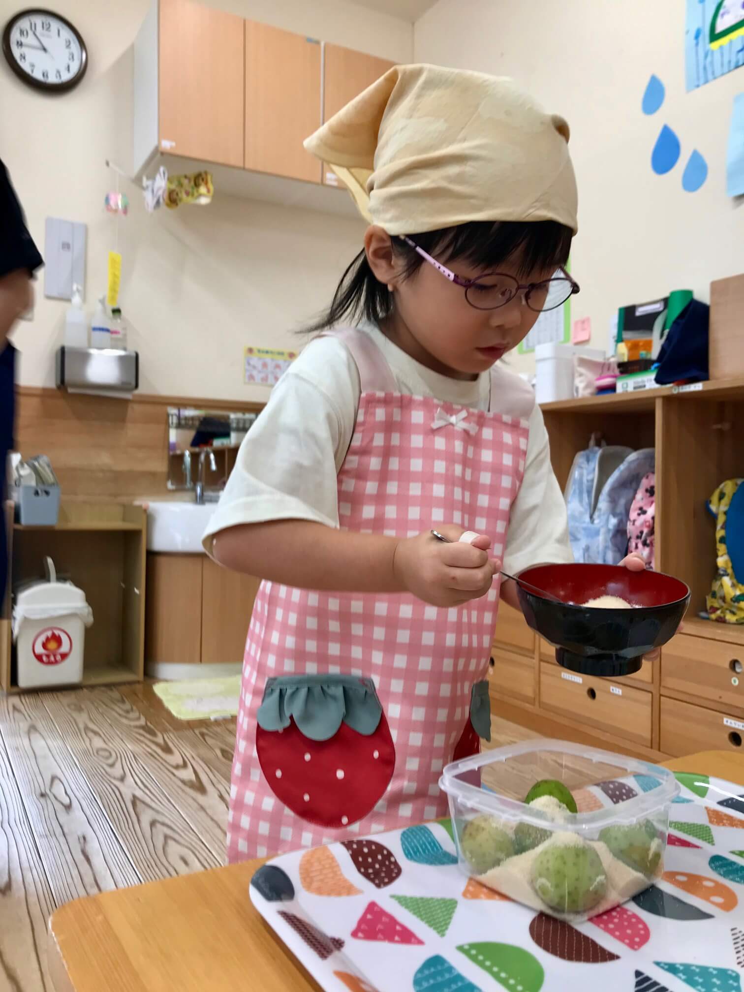 慎重な作業に緊張の面持ち