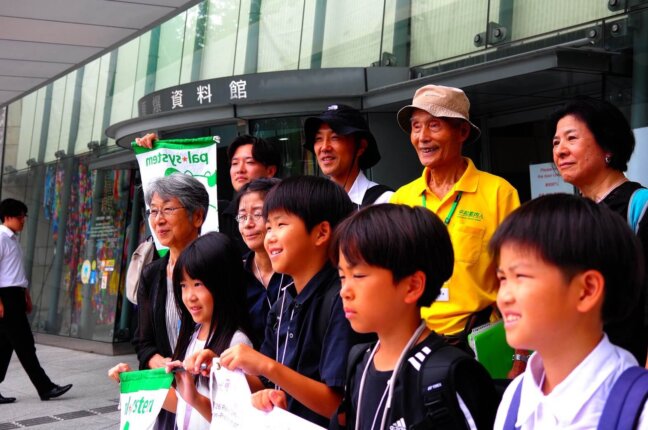 原爆資料館前で集合写真（平和案内人東さん）
